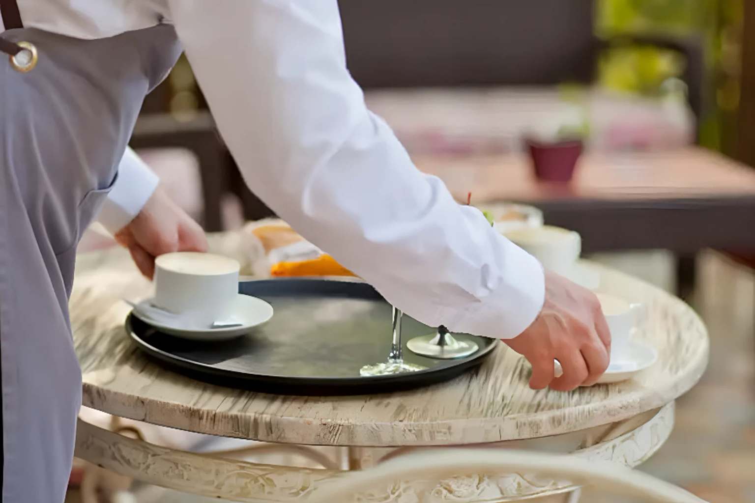You are currently viewing Helping a Waiter Clear the Table Seems Kind, But Psychologists See Something Deeper
