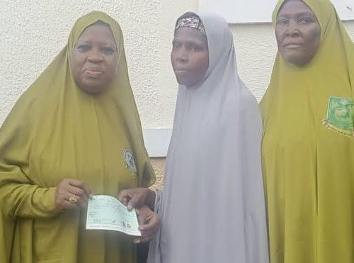 Read more about the article Cleaner Who Returned N4.8m Rewarded with N2.5m