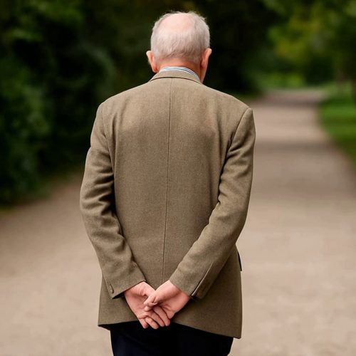 Read more about the article What it Means When You Walk with Your Hands Behind Your Back, According to Psychology