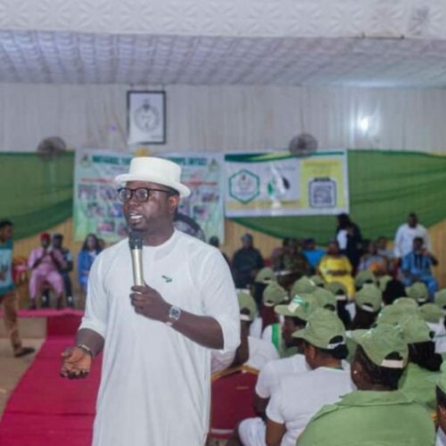 Read more about the article Minister Visits Anambra NYSC Camp, Donates Cow