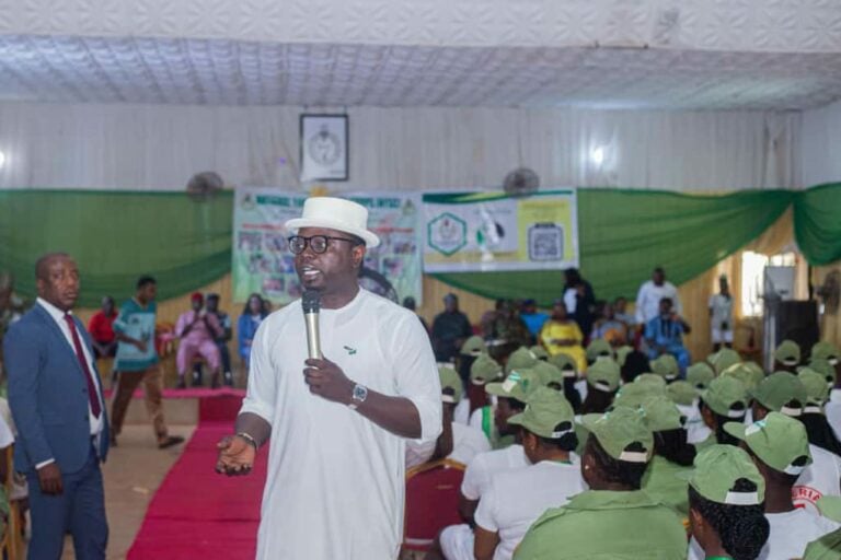 You are currently viewing Minister Visits Anambra NYSC Camp, Donates Cow