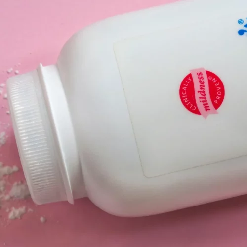 Read more about the article Thousands In UK Sue Johnson & Johnson Over Talcum Powder Cancer Risks