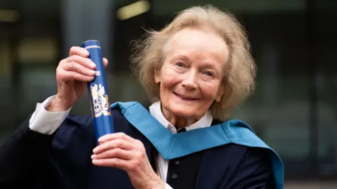 Read more about the article Great-grandmother Graduates from University at 90 Years Old